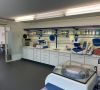 Ein Labor mit Chemikalien und Geräten aus Plastik.