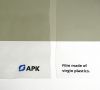 Transparente Folie aus LDPE-Rezyklaten aus APKs Post-Consumer Newcycling-Kampagne (links) und Folie aus neuen Kunststoffen (rechts).