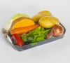 mit Gemüse gefüllte Schale, die mit Frischhaltefolie eingepackt ist