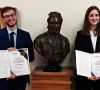 Marcel Mayer und Anna Winter, die Verfasser der Diplomarbeit, die mit dem Qualifying Contest des Technologenverbands des TGM ausgezeichnet wurde.