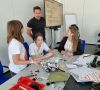 Im Team und mit Unterstützung von Tobias Häfner, Lehrer und Leiter der Roboter AG der Realschule Osterburken, setzen die Schülerinnen ihre Idee für einen Lieferroboter um.