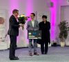 Dr. Klaus Jansen, Geschäftsführer des VIU (links), überreicht Moritz Grünewald den „DKB-VIU-Nachwuchsforscherpreis“. 