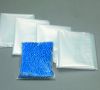 Reinraumbeutel für Pharmaprodukte mit weißem und blauen Granulat gefüllt.