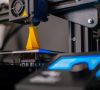 Ein 3D-Drucker druckt ein gelbes Bauteil
