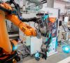 Roboterarm in einer Halle