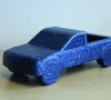 Ein Auto-Modell aus blauem Partikelschaum.
