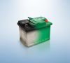 Batteriegehäuse farblich zweigeteilt. 1 x im Urzustand, 1x grün eingefärbt