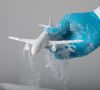 Eine Hand hält ein 3D-gedrucktes Flugzeug