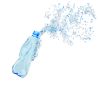 Durchsichtige PET-Flasche mit Wasser aus der viele Wassertropfen in die Luft sprudeln.