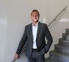 Mann im grauen Anzug auf einer Treppe: Stefan Musner bringt neben seiner Erfahrung im internationalen Vertrieb auch fast ein Jahrzehnt Erfahrung in der Kunststoffindustrie mit in seine neue Aufgabe.
