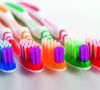 Zahnbürsten bestehen heute aus bis zu vier Kunststoffkomponenten.
