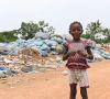 Mädchen vor Berg von Kunststoffabfall