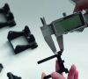 Schwarze Kunststoffteile werden mit einem Mess- und Prüfgerät vermessen. Transparenz, Sicherheit und Qualität für den 3D-Druckprozess: Replique verspricht das mit seiner 3D-Druckplattform.