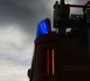 Feuerwehr-Blaulicht unter grauen Wolken