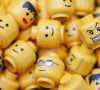 Köpfe von Lego-Figuren auf einem Haufen