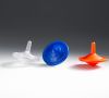 Spielzeugkreisel in den Farben Orange, Blau und ein farblose Version