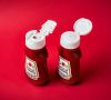 Kraft Heinz hat eine vollständig recycelbare Squeeze-Plastikflasche für Ketchup entwickelt. Ihr silikonfreier Verschluss besteht aus einem einzigen Kunststofftyp, wodurch Flasche und Verschluss sich zu einer neuen Flasche verarbeiten lassen. Das Unternehmen will bis 2025 sämtliche Verpackungen recycelbar, wiederverwendbar oder kompostierbar machen. Die vorherige Version der Squeeze-Plastikflasche für Ketchup ließ sich lediglich recyceln.  „Die neuen Flaschen mit dem vollständig recyclebaren Verschluss sind ein weiterer wichtiger Schritt in Richtung unseres Ziels unsere Verpackungen nachhaltiger zu gestalten. Wir freuen uns sehr, dass sie schon jetzt in österreichischen und deutschen Supermarktregalen stehen“, so Matt Poulton, Managing Director Deutschland, Österreich und Schweiz bei Kraft Heinz.