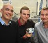 PV1115_Das Jenaer Forscherteam (v. l.) Prof. Dr. Ulrich Schubert, Tobias Janoschka und Dr. Martin Hager mit der Polymer-basierten Redox-Flow-Batterie.
