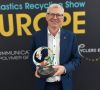 Erema-CEO Manfred Hackl hält einen Award in den Händen