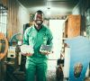 Mann aus Uganda hält ein Produkt in den Händen