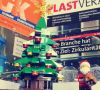 Ein Lego-Weihnachtsmann neben einem Weihnachtsbaum
