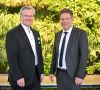 Vizekanzler Robert Habeck (rechts) unterhielt sich mit Werner & Mertz-Inhaber Reinhard Schneider über hochwertiges mechanisches Recycling von Altplastik aus dem Gelben Sack.