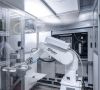 In der Großserienproduktion von Plastibell Haute-Savoie, Frankreich, sind die Teileentnahme an der Spritzgießmaschine und die komplette Weiterverarbeitung automatisiert.