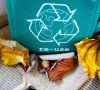Ein türkischer Beutel mit dem Recyclingkreislauf-Logo umgeben von welken Blättern