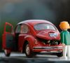 Playmobilmännchen vor einem VW-Käfer