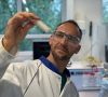 Gerrit Gobius du Sart, Corporate Scientist bei Total Corbion PLA, inspiziert die erste Charge von chemisch rezyklierten Luminy rPLA-Granulat. 