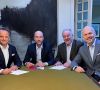 vier Männer sitzen am Tisch, Der Schweizer Polymerdistributor Meraxis hat nach kartellrechtlicher Prüfung der Behörden die französiche Fournier Polymers abgeschlossen. Die Unterzeichnung des Kaufvertrags war im September 2022 erfolgt.