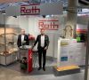 Auch bei der Fachmesse Fakuma zeigen Sebastian Herrmann (rechts) und Jörg Csellner von Roth Plastic Technology intelligente Produkte und Services für mehr Nachhaltigkeit und Energieeffizienz